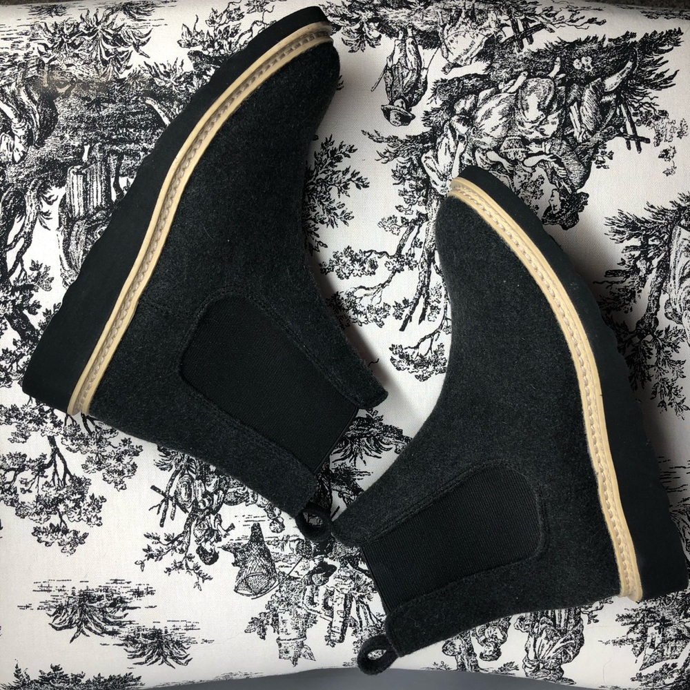 Never worn Universal Thread winter boot size 8.5